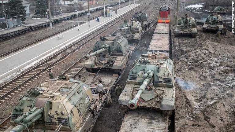 ロシアの榴弾砲がロシア・タガンログ近くで列車の車両に載せられる＝２２日/The New York Times/Redux