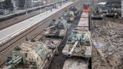 ロシアの榴弾砲がロシア・タガンログ近くで列車の車両に載せられる＝２２日