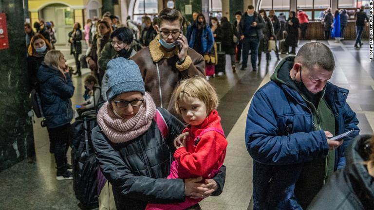 キエフの中央駅で切符を買う列に並ぶ人々＝２４日/Timothy Fadek/Redux for CNN