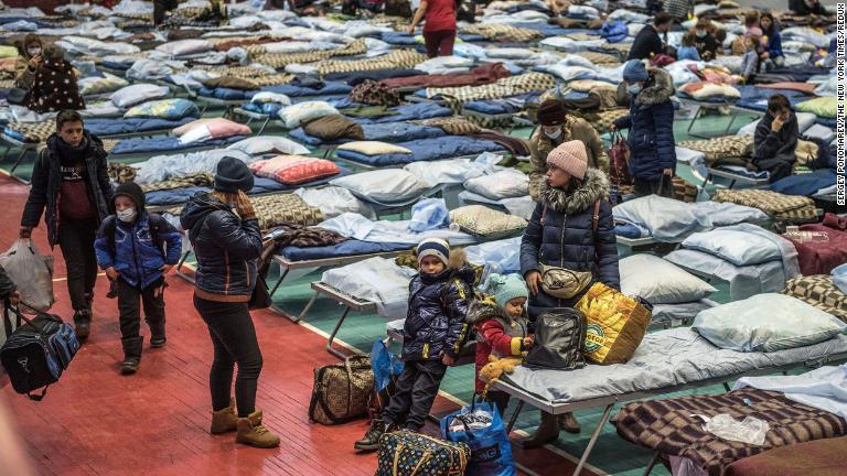 親ロシア派分離独立勢力の地域からロシア・タガンログの一時避難所に避難してきた人々＝２０日/Sergey Ponomarev/The New York Times/Redux