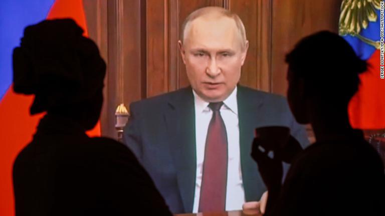 プーチン大統領のテレビ演説を聞くモスクワの人々。プーチン氏はウクライナ東部ドンバス地方での軍事作戦を発表した＝２４日/Sergei Illnitsky/EPA-EFE/Shutterstock