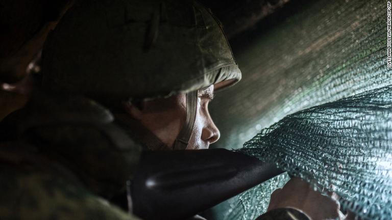 親ロシア派武装勢力の兵士が塹壕からウクライナ軍の動きを観察する＝１１日、ウクライナ・ドンバス地方/Svetlana Kisileva/Abaca/Sip/AP