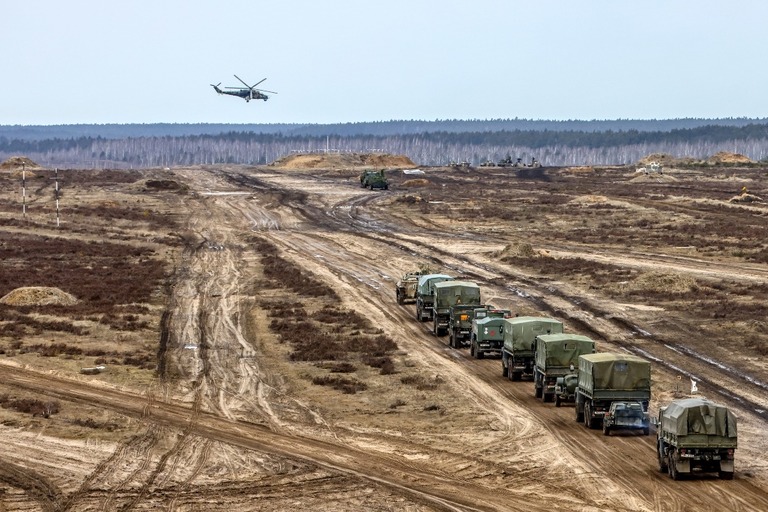 ベラルーシ・ブレストで合同軍事演習を行うロシアとベラルーシの軍＝１９日/Peter Kovalev/TASS/Getty Images