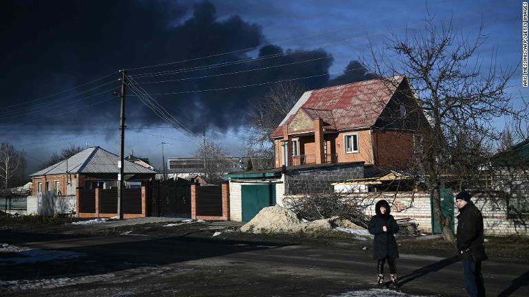 ハルキウ郊外の軍飛行場から煙が立ち上る。ハルキウのＣＮＮ取材班は連続する大きな爆発音を聞いた＝２４日/Aris Messinis/AFP/Getty Images