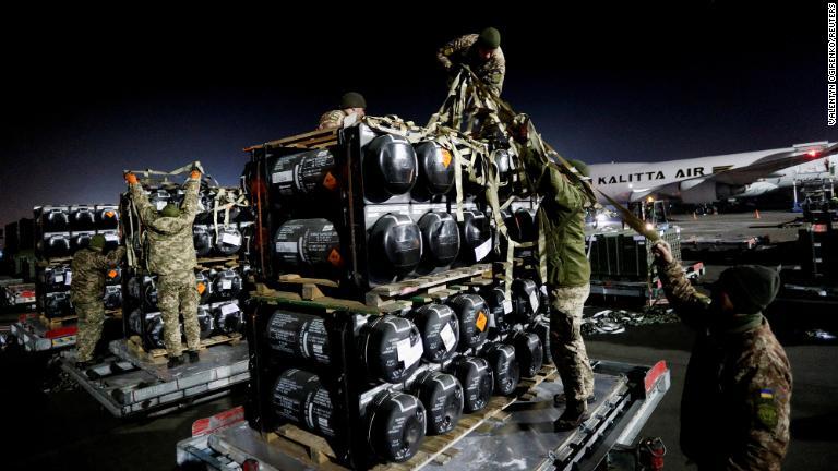 ウクライナ軍兵士が対戦車ミサイルのジャベリンの荷解きをする。ウクライナへの米軍支援パッケージの一部としてキエフに送られた＝１０日/Valentyn Ogirenko/Reuters