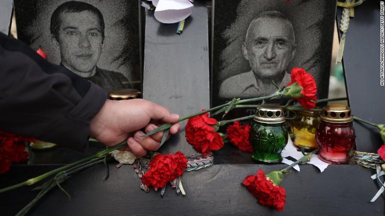 キエフの「マザーランド・モニュメント」で花を手向ける人＝２１日/Ali Atmaca/Anadolu Agency/Getty Images