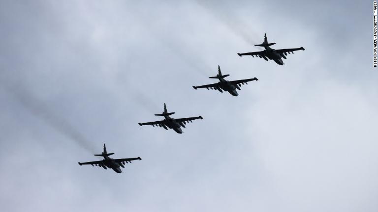隣国ベラルーシ上空を飛ぶ戦闘機。ロシアとの合同軍事演習が行われた＝１９日/Peter Kovalev/TASS/Getty Images