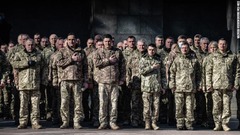 ウクライナ軍兵士がシドロフさんの葬儀で敬意を表する＝２２日、キエフ