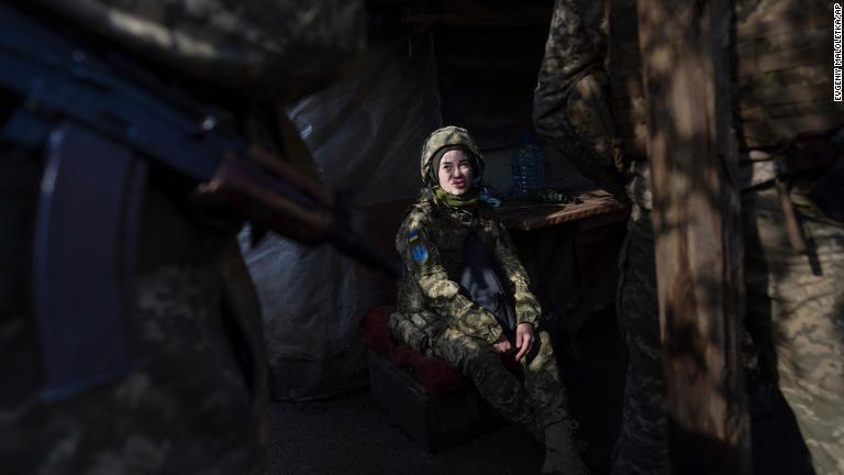 ウクライナ軍の兵士が同国スビトロダルスクの最前線のシェルターで会話を交わす＝２３日/Evgeniy Maloletka/AP