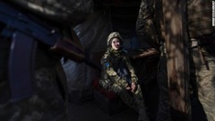 ウクライナ軍の兵士が同国スビトロダルスクの最前線のシェルターで会話を交わす＝２３日