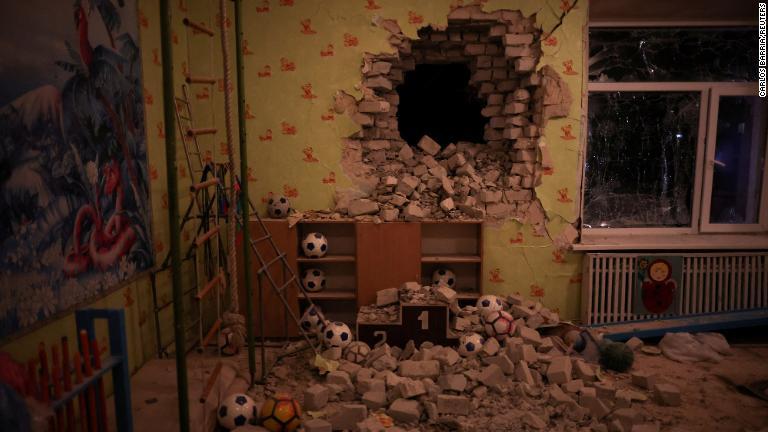 東部ルガンスク州で砲撃を受けた幼稚園。命が失われることはなかったが、最前線に住む住民が背負うものを強烈に想起させるものとなった＝１７日/Carlos Barria/Reuters