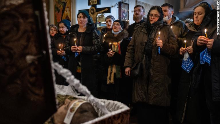 キエフの教会で２２日に行われたウクライナ陸軍大佐アントン・シドロフさんの葬儀。軍によると、シドロフさんがミロニブスケ付近の軍拠点への砲撃で金属片で負傷し亡くなった/Timothy Fadek/Redux for CNN