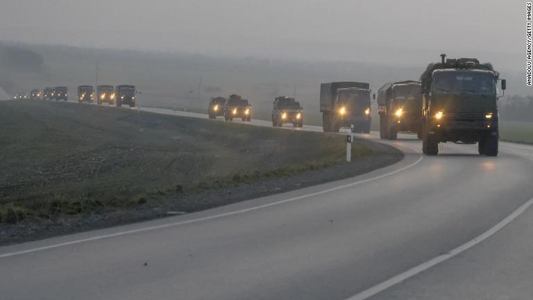 ロシア軍車両の列がウクライナ東部国境沿いのロストフ地方を走る＝２３日/Anadolu Agency/Getty Images