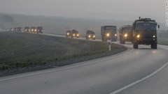 ロシア軍車両の列がウクライナ東部国境沿いのロストフ地方を走る＝２３日