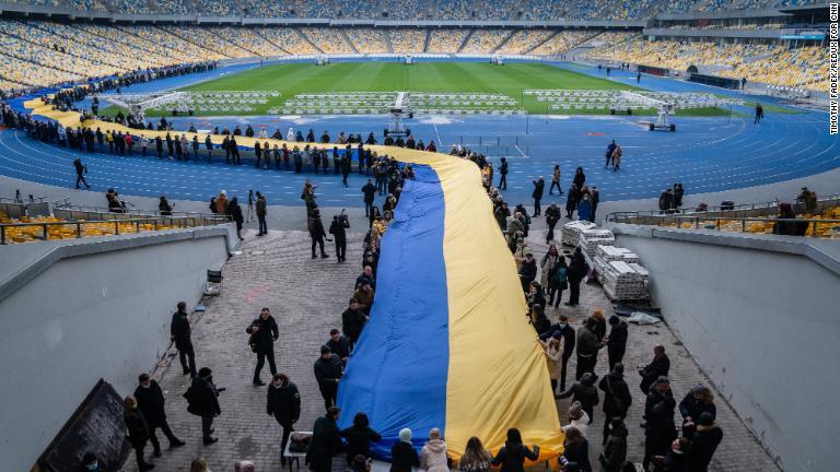 ２００メートルのウクライナ国旗が広げられたキエフのオリンピックスタジアム。ゼレンスキー大統領が宣言した「団結の日」を記念＝１６日/Timothy Fadek/Redux for CNN