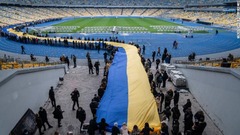 ２００メートルのウクライナ国旗が広げられたキエフのオリンピックスタジアム。ゼレンスキー大統領が宣言した「団結の日」を記念＝１６日
