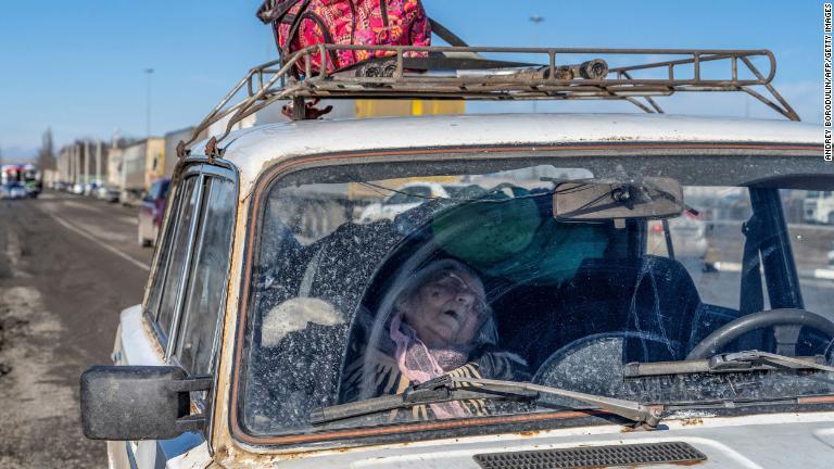 国境のロシア・アビロウスペンカ検問所付近で車中で休む女性＝１９日/Andrey Borodulin/AFP/Getty Images