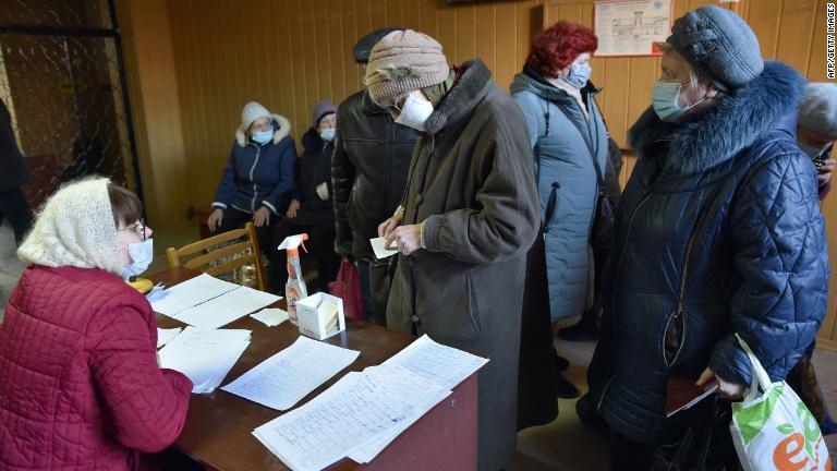 分離独立派が実効支配するドネツク州の地域の住民はロシアへの避難に向けてサインする＝１９日/AFP/Getty Images