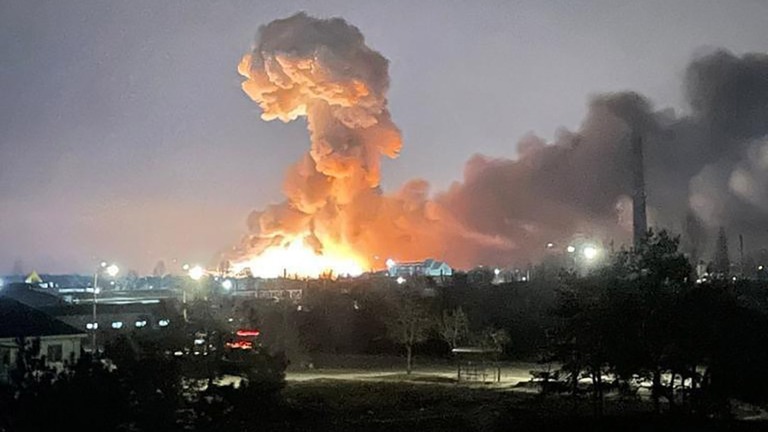 ２４日未明、首都キエフで起きた爆発の様子/Ukrainian President’s Office