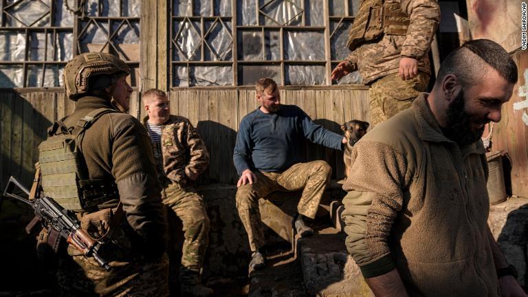 ウクライナ軍兵士が同国東部の最前線で会話をする＝１４日/Vadim Ghirda/AP