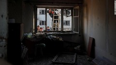 ドネツク地方の最前線ノボルハンスケ付近で２２日に砲撃があり、被害を受けた民家で作業する人々