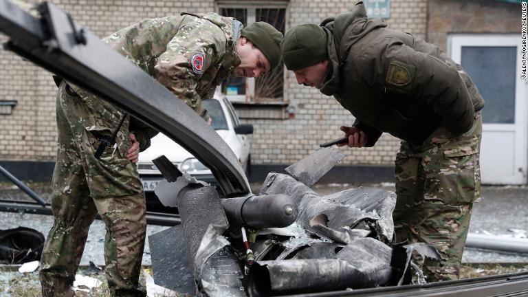 キエフに着弾したミサイルの残骸を調べる警察官＝２４日/Valentyn Ogirenko/Reuters