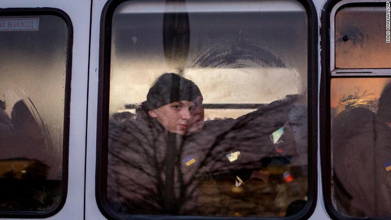 バスに乗るウクライナ兵士が窓の外を見る＝１４日、キエフ/Emilio Morenatti/AP