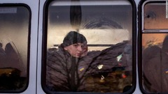 バスに乗るウクライナ兵士が窓の外を見る＝１４日、キエフ