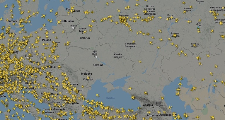 フライトレーダー２４のマップから、ウクライナやロシア西部の上空から飛行機がほぼ消えたことがわかった/Flightradar24