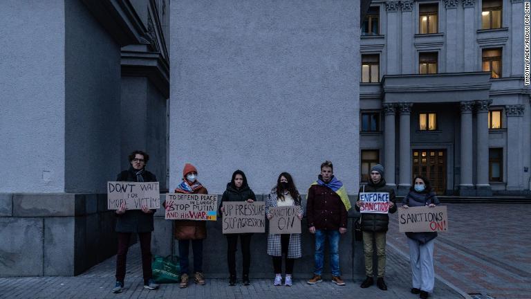 対ロシア制裁を求めて、キエフの外務省前で抗議する人々。参加者は少数だった＝２１日/Timothy Fadek/Redux for CNN