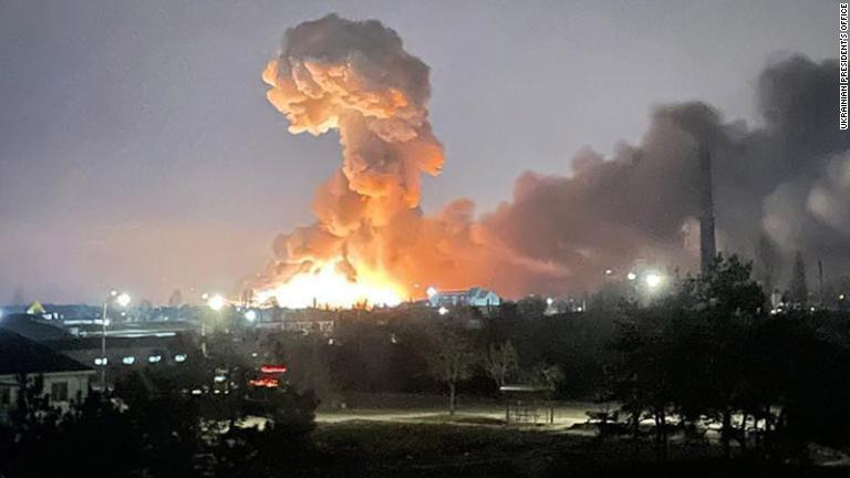 ウクライナ大統領府が提供した首都キエフでの爆発の様子＝２４日/Ukrainian President's Office