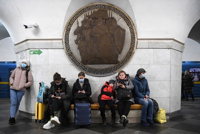 ２４日、キエフ市内の地下鉄の駅に避難する人々/Daniel Leal/AFP/Getty Images