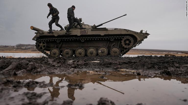 ウクライナ軍兵士が装甲戦闘車両の上を歩く。ウクライナ東部ドネツク地方での軍事演習で＝１０日/Vadim Ghirda/AP