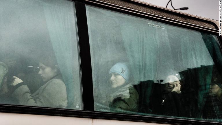 キエフを脱出するバスの車内で待つ人々＝２４日/Timothy Fadek/Redux for CNN