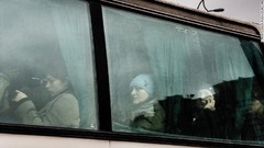 キエフを脱出するバスの車内で待つ人々＝２４日
