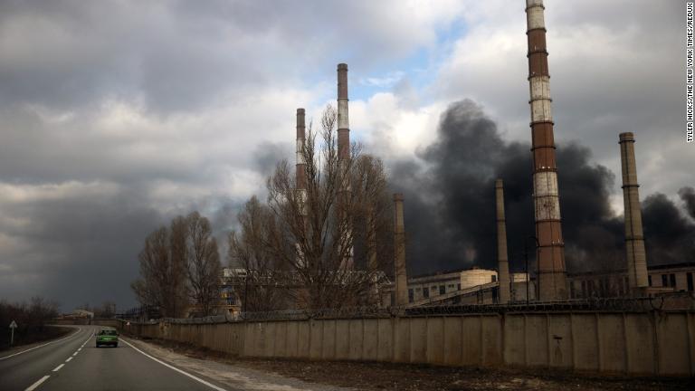 東部ルガンスク州シュチャスチャの発電所が被害を受け煙が立ち上る。ウクライナ当局は２２日に砲撃を受けたとしている。停戦合意違反が続く中、ウクライナ防衛省はシュチャスチャは最も砲撃を受けている町のひとつだと語る/Tyler Hicks/The New York Times/Redux