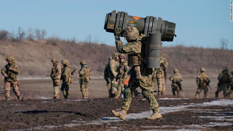 ウクライナ軍兵士が対戦車兵器を持つ。東部ドネツク地方での演習＝１５日/Vadim Ghirda/AP