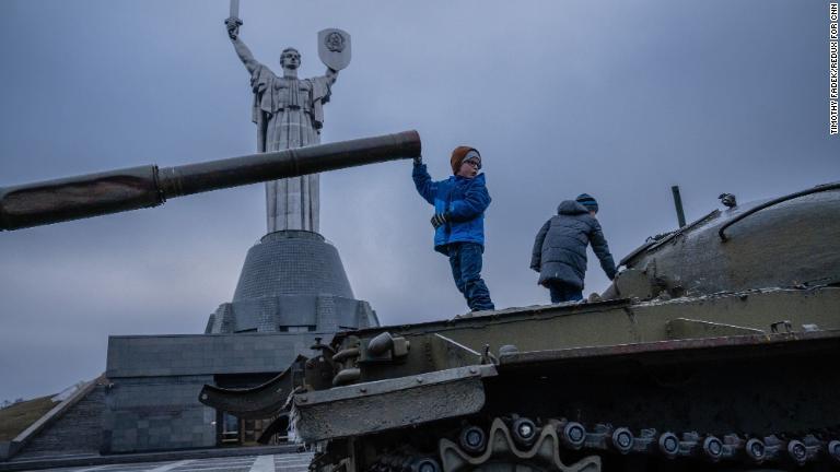 キエフの「マザーランド・モニュメント」で古いソビエト時代の戦車で遊ぶ子ども＝１６日/Timothy Fadek/Redux for CNN