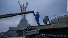 キエフの「マザーランド・モニュメント」で古いソビエト時代の戦車で遊ぶ子ども＝１６日