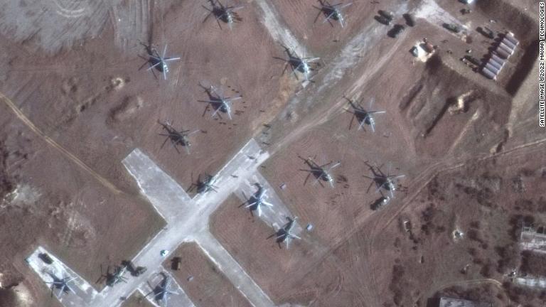ロシアが占領したクリミア半島で以前は空いていた空軍基地に数十機のヘリコプターが存在。マクサー・テクノロジーズが１３日に撮影した衛星写真/Satellite image ©2022 Maxar Technologies