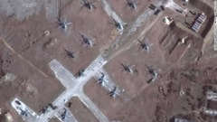 ロシアが占領したクリミア半島で以前は空いていた空軍基地に数十機のヘリコプターが存在。マクサー・テクノロジーズが１３日に撮影した衛星写真