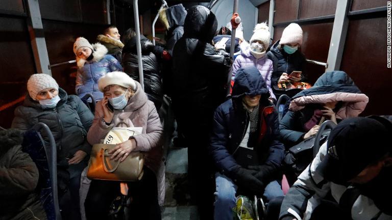 東部ドネツクでバスに乗る人々。親ロシア派の分離独立勢力から、ロシアに避難するように命令された＝１８日/Alexander Ermochenko/Reuters