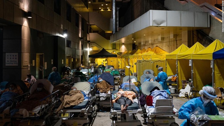 一時収容施設で治療が受けられるのを待つ新型コロナの患者ら＝１６日、香港/Leung Man Hei/NurPhoto/Getty Images
