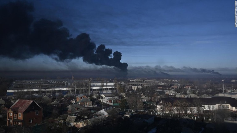 煙が立ちのぼる軍用飛行場＝２４日、 ウクライナ東部ハリコフ州チュグエフ/ARIS MESSINIS/AFP/Getty Images
