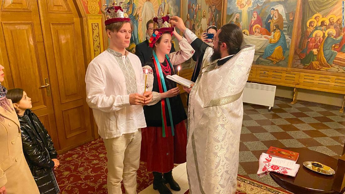 結婚式を挙げたウクライナのスビャトスラフ・フルシンさんとヤリナ・アリエバさん/Christian Streib/CNN