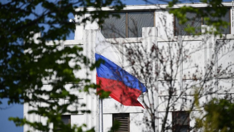 米ワシントンＤＣのロシア大使館。米国がロシアに公使参事官の追放を通知した/MANDEL NGAN/AFP/Getty Images