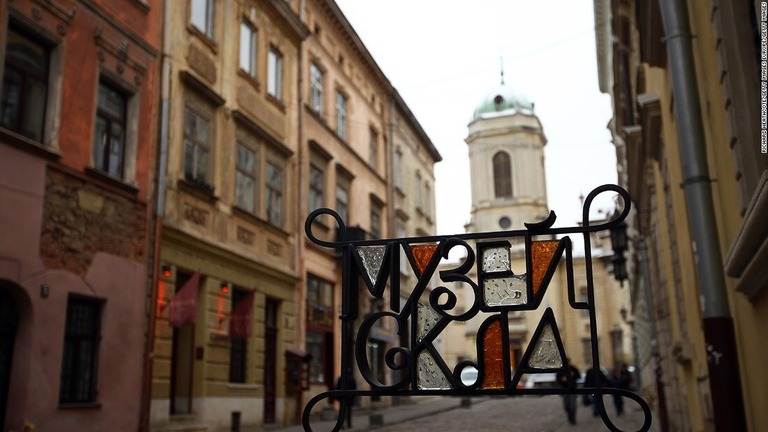 歴史的な街並みで知られるウクライナの都市リビウにもロシアによる侵攻の影響が及んだ/Richard Heathcote/Getty Images Europe/Getty Images