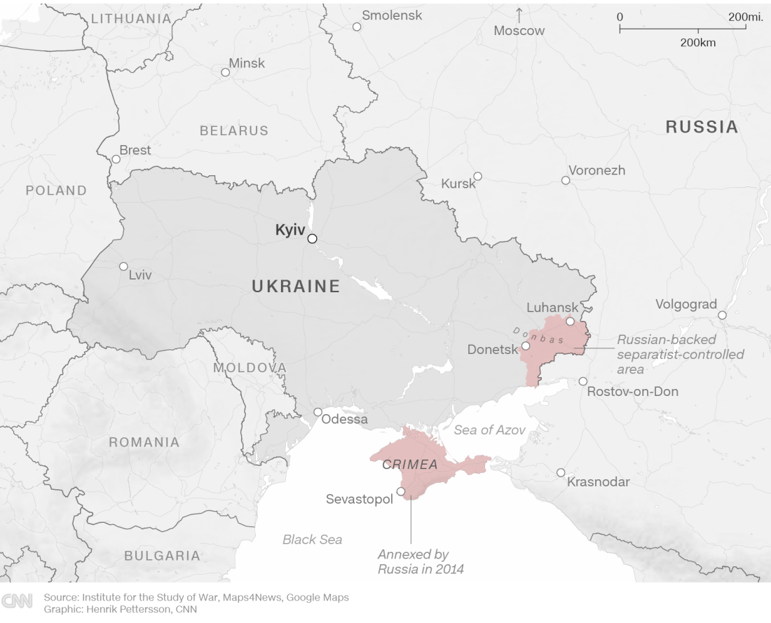 黒海沿いの赤い地域はロシアが２０１４年に併合したクリミア半島、南東部の国境地帯沿いの赤い地域はロシアが支援する分離独立派の支配地域を示す