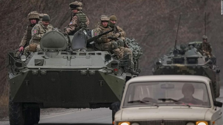 ウクライナ東部ドネツク地方の道路を走行する軍用車に乗ったウクライナ軍の兵士/Vadim Ghirda/AP