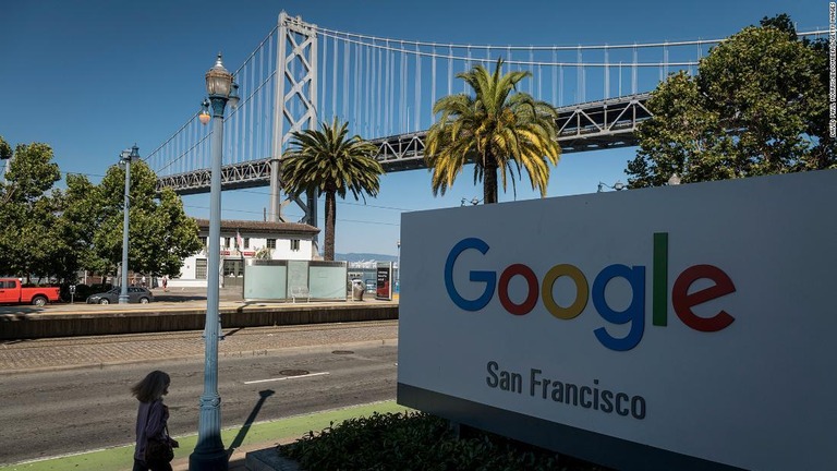 米グーグルがカリフォルニア州の多くのオフィスでマスク着用の義務を解除する/David Paul Morris/Bloomberg/Getty Images